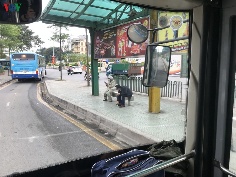 anh: khach "ta" bit kin, khach "tay" khong khau trang vo tu di xe buyt hinh 2