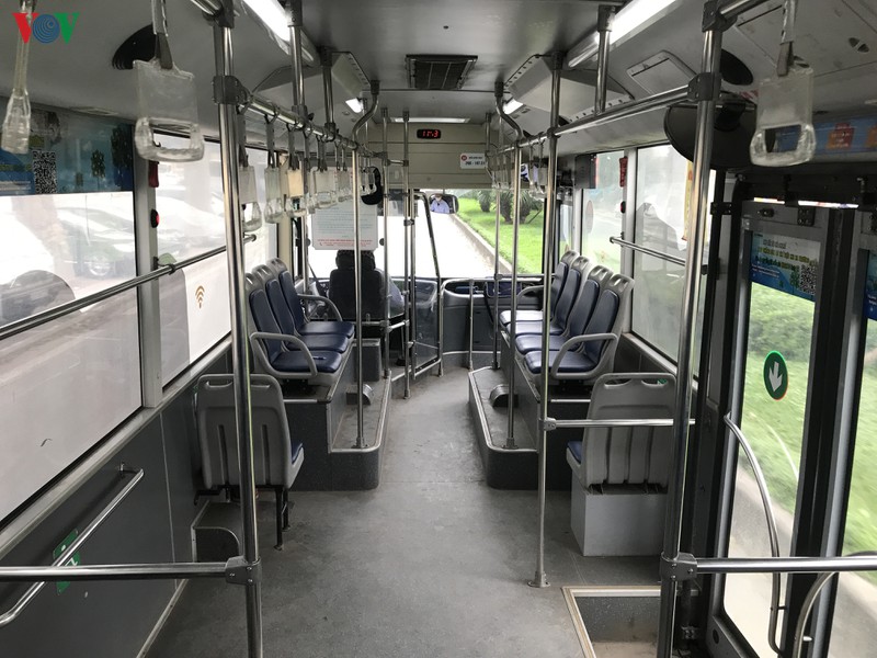 anh: khach "ta" bit kin, khach "tay" khong khau trang vo tu di xe buyt hinh 13