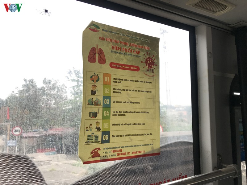 anh: khach "ta" bit kin, khach "tay" khong khau trang vo tu di xe buyt hinh 14