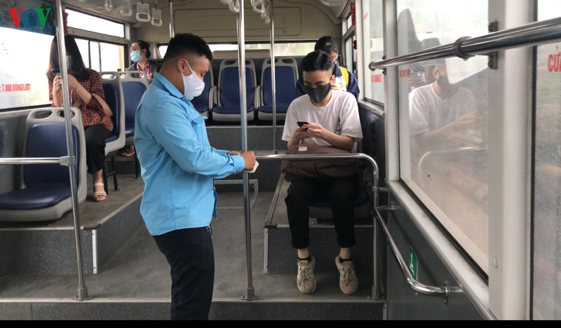 anh: khach "ta" bit kin, khach "tay" khong khau trang vo tu di xe buyt hinh 12