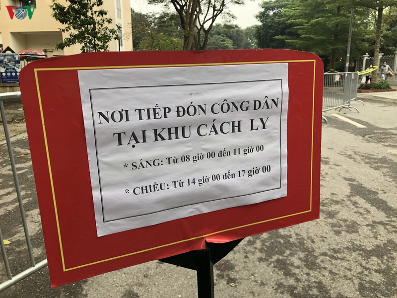 anh: can bo chong dich vat va xu ly hang hoa gui vao cho nguoi cach ly hinh 2