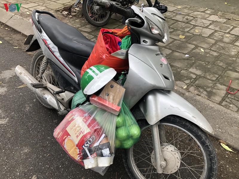 anh: can bo chong dich vat va xu ly hang hoa gui vao cho nguoi cach ly hinh 7