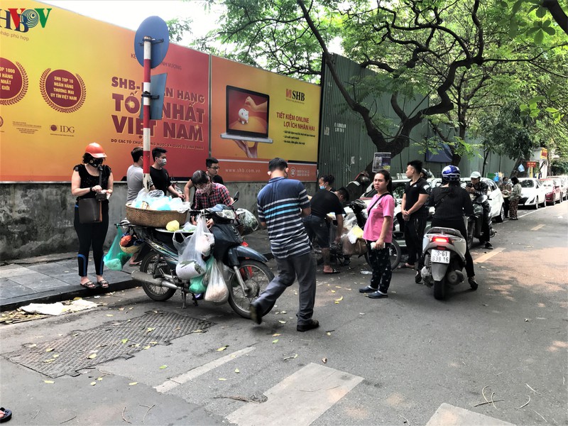 anh: nhieu cua hang tai ha noi van kinh doanh sau yeu cau dong cua hinh 6