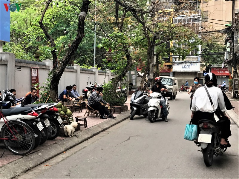 sang nay, nhieu cua hang dich vu khong thiet yeu o ha noi van mo cua  hinh 2