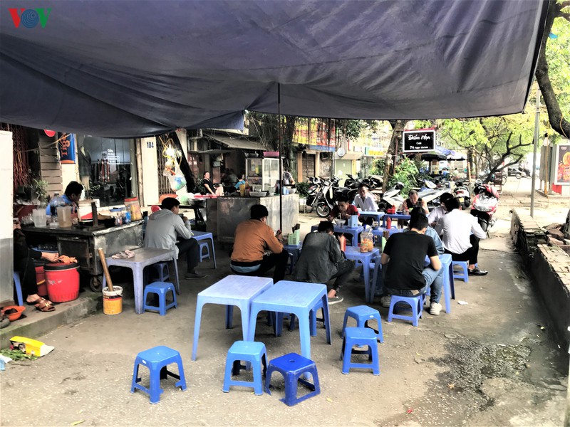sang nay, nhieu cua hang dich vu khong thiet yeu o ha noi van mo cua  hinh 3
