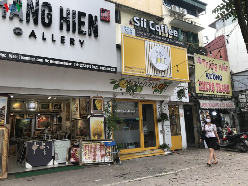 sang nay, nhieu cua hang dich vu khong thiet yeu o ha noi van mo cua  hinh 9