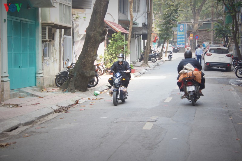 sang nay, nhieu cua hang dich vu khong thiet yeu o ha noi van mo cua  hinh 1