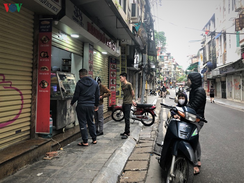 nhieu cua hang o ha noi van tim cach kinh doanh, phot lo "lenh cam" hinh 2