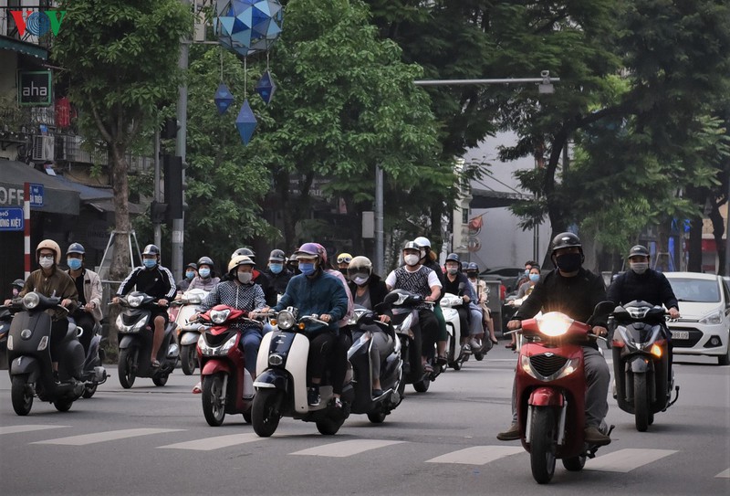anh: duong pho ha noi dong nhu khong phai dang cach ly xa hoi hinh 2