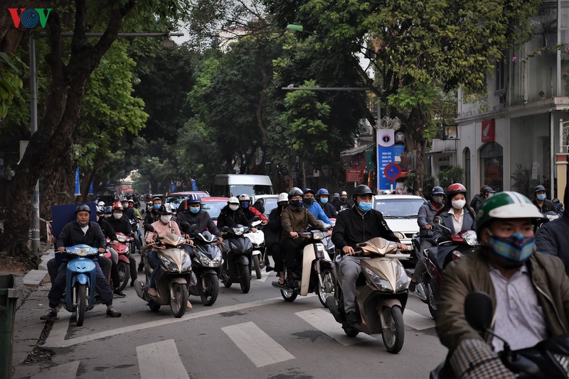 anh: duong pho ha noi dong nhu khong phai dang cach ly xa hoi hinh 3