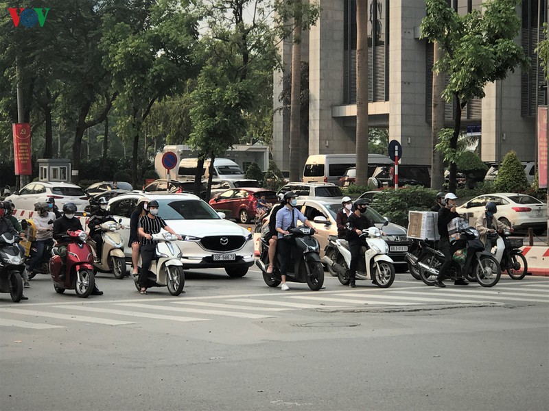 ngay thu 9 cach ly xa hoi: nguoi va xe dong chat cac nga tu o ha noi  hinh 4