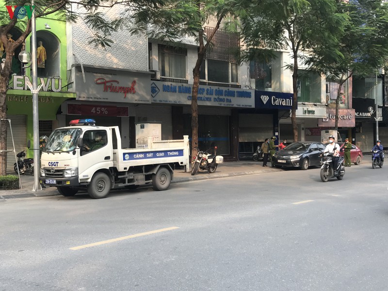 ngay thu 9 cach ly xa hoi: nguoi va xe dong chat cac nga tu o ha noi  hinh 13