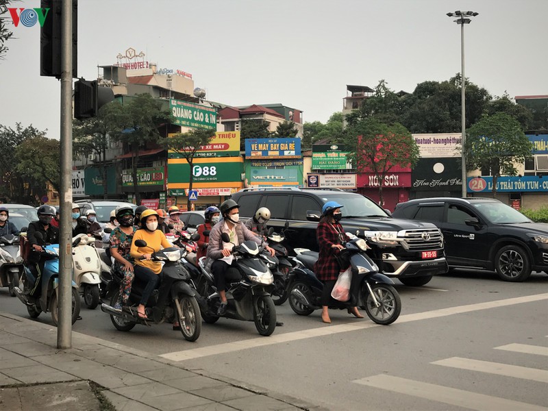 ngay thu 9 cach ly xa hoi: nguoi va xe dong chat cac nga tu o ha noi  hinh 2