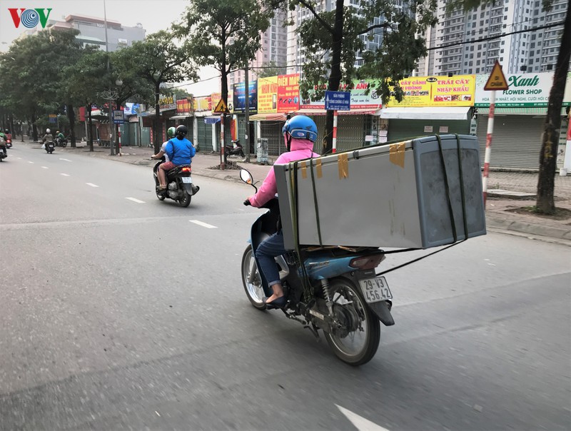 ngay thu 9 cach ly xa hoi: nguoi va xe dong chat cac nga tu o ha noi  hinh 9