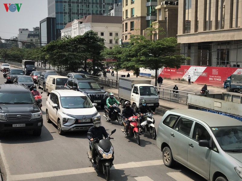 ngay thu 14 cach ly xa hoi: xe co do ve cac cua ngo thu do ha noi  hinh 2