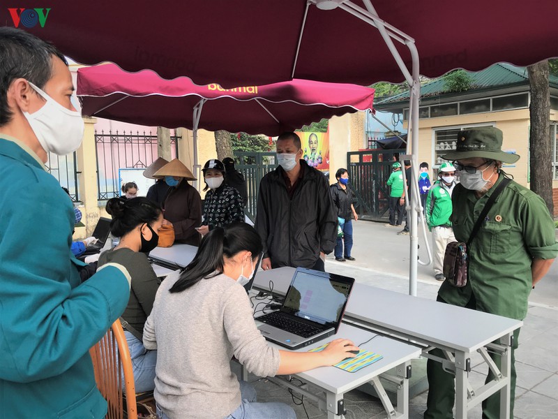 nguoi dan xep hang trat tu o atm gao va sieu thi "0 dong" tai ha noi  hinh 6