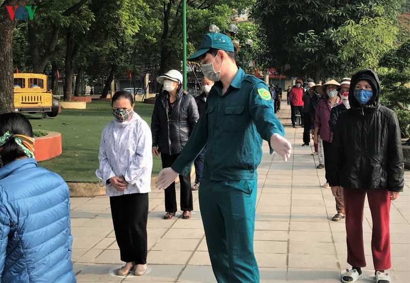 nguoi dan xep hang trat tu o atm gao va sieu thi "0 dong" tai ha noi  hinh 5