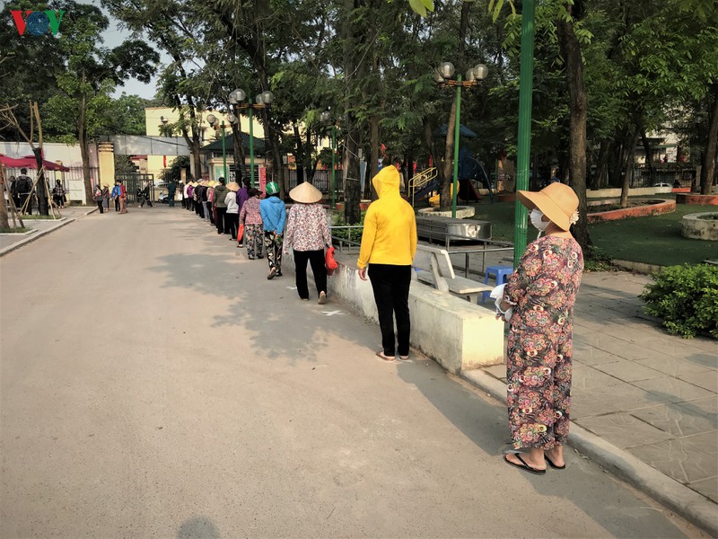 nguoi dan xep hang trat tu o atm gao va sieu thi "0 dong" tai ha noi  hinh 2