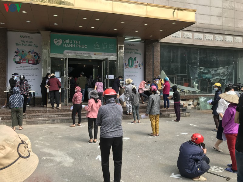 nguoi dan xep hang trat tu o atm gao va sieu thi "0 dong" tai ha noi  hinh 9