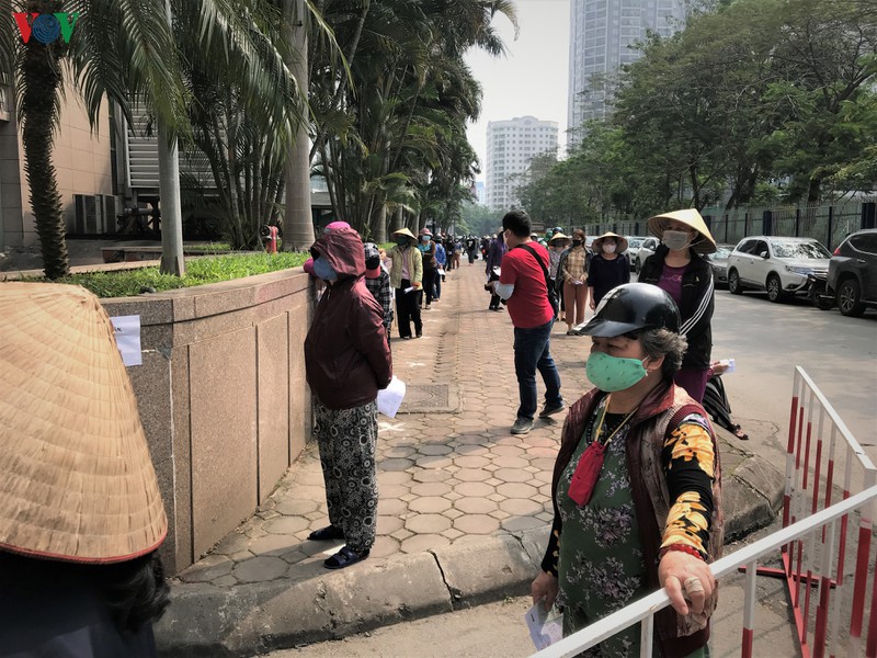nguoi dan xep hang trat tu o atm gao va sieu thi "0 dong" tai ha noi  hinh 10