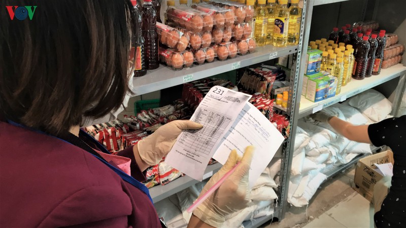 nguoi dan xep hang trat tu o atm gao va sieu thi "0 dong" tai ha noi  hinh 12