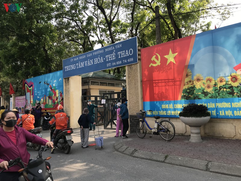 nguoi dan xep hang trat tu o atm gao va sieu thi "0 dong" tai ha noi  hinh 1