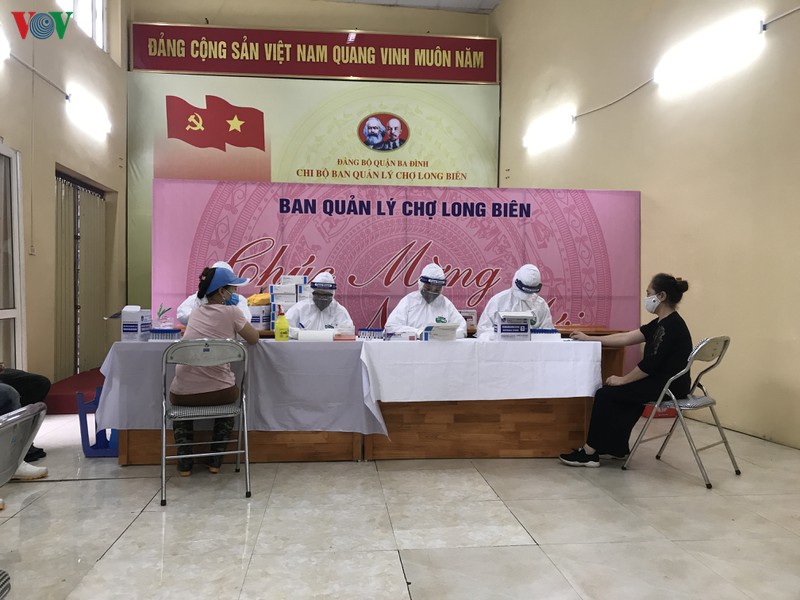 anh: ha noi tien hanh xet nghiem nhanh covid-19 tai cac cho dau moi hinh 6
