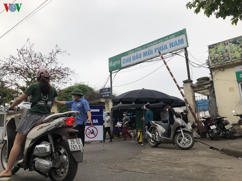 anh: ha noi tien hanh xet nghiem nhanh covid-19 tai cac cho dau moi hinh 8