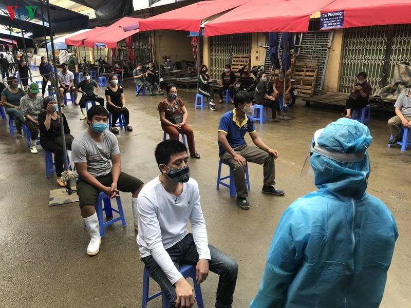 anh: ha noi tien hanh xet nghiem nhanh covid-19 tai cac cho dau moi hinh 4