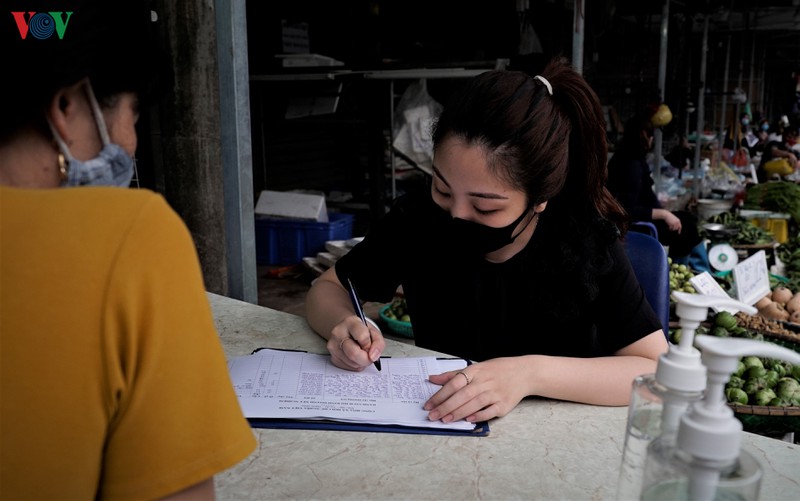 ha noi xet nghiem nhanh covid-19 tai cac cho phung khoang, minh khai hinh 4