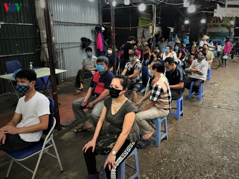 ha noi xet nghiem nhanh covid-19 tai cac cho phung khoang, minh khai hinh 3