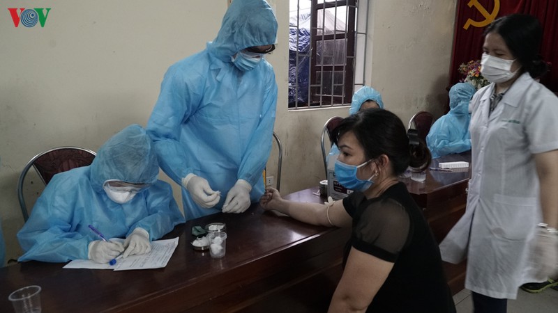 ha noi xet nghiem nhanh covid-19 tai cac cho phung khoang, minh khai hinh 8