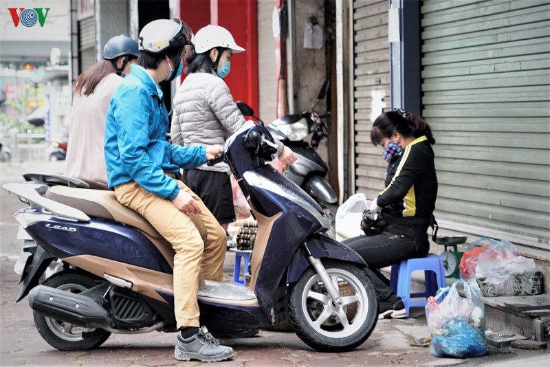 hang an uong o ha noi ruc rich mo cua sau noi long cach ly xa hoi hinh 3