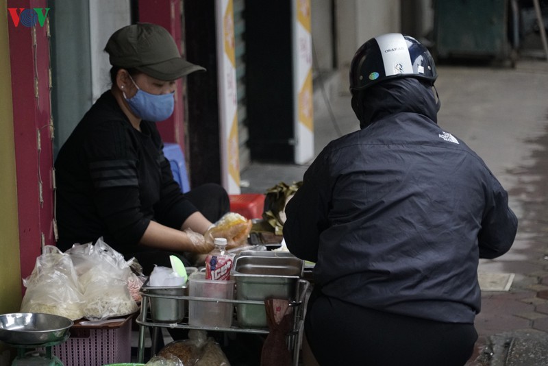 hang an uong o ha noi ruc rich mo cua sau noi long cach ly xa hoi hinh 5
