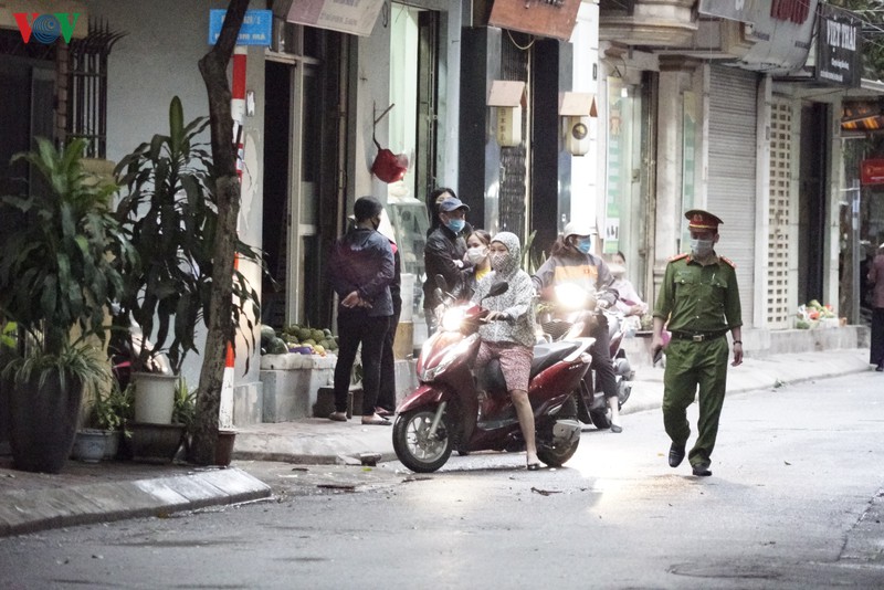 hang an uong o ha noi ruc rich mo cua sau noi long cach ly xa hoi hinh 11