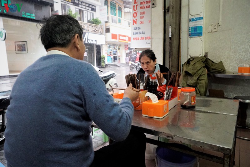 hang an uong o ha noi ruc rich mo cua sau noi long cach ly xa hoi hinh 2