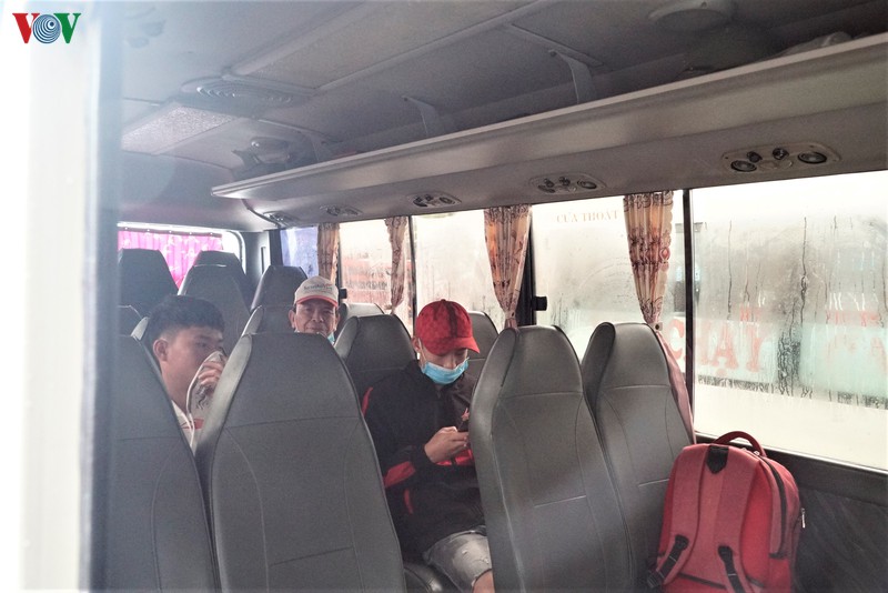 anh: cac ben xe ha noi diu hiu, hanh khach chap hanh gian cach hinh 5