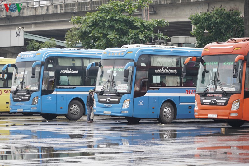 anh: cac ben xe ha noi diu hiu, hanh khach chap hanh gian cach hinh 6