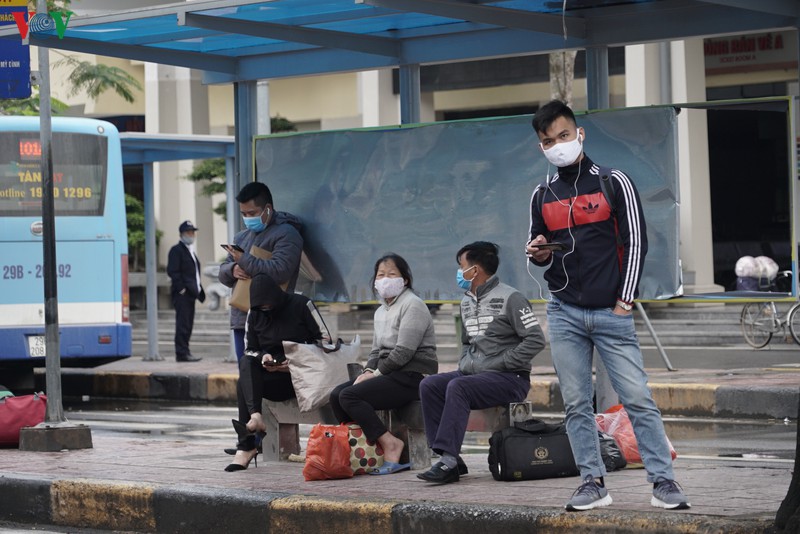 anh: cac ben xe ha noi diu hiu, hanh khach chap hanh gian cach hinh 3