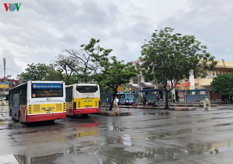 anh: cac ben xe ha noi diu hiu, hanh khach chap hanh gian cach hinh 2