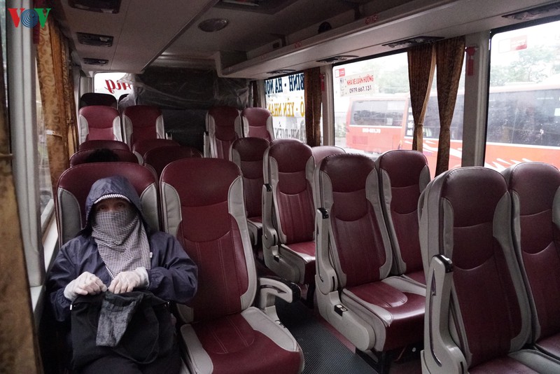 anh: cac ben xe ha noi diu hiu, hanh khach chap hanh gian cach hinh 7