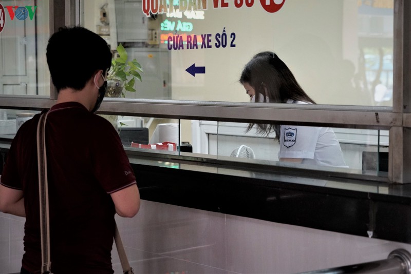ben xe o ha noi thuc hien nghiem gian cach hanh khach dip le 30/4 hinh 4