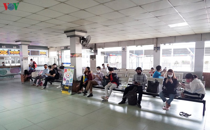 ben xe o ha noi thuc hien nghiem gian cach hanh khach dip le 30/4 hinh 11