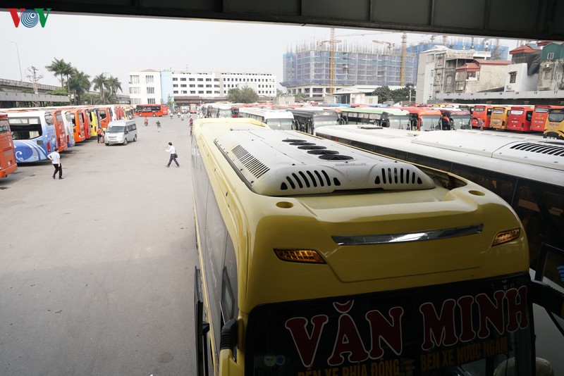 ben xe o ha noi thuc hien nghiem gian cach hanh khach dip le 30/4 hinh 1