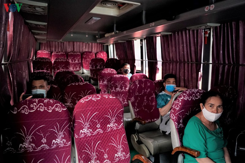 ben xe o ha noi thuc hien nghiem gian cach hanh khach dip le 30/4 hinh 13