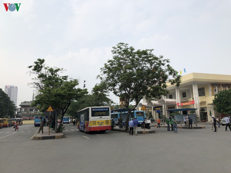 ben xe o ha noi thuc hien nghiem gian cach hanh khach dip le 30/4 hinh 2