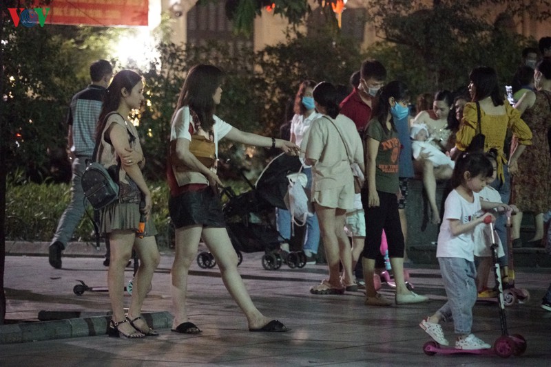 nguoi dan vo tu tu tap, tra da via he o khu vuc hoan kiem nhu "chua he co dich" hinh 5
