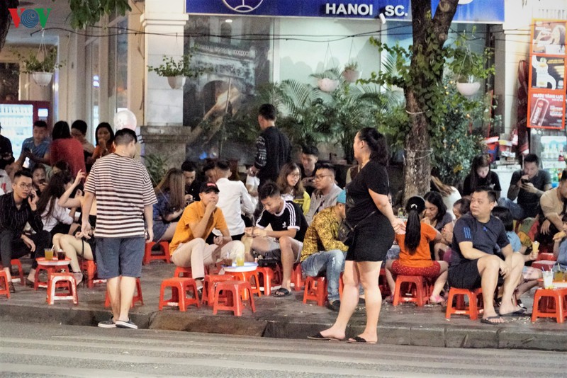nguoi dan vo tu tu tap, tra da via he o khu vuc hoan kiem nhu "chua he co dich" hinh 9