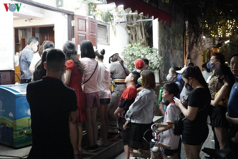 nguoi dan vo tu tu tap, tra da via he o khu vuc hoan kiem nhu "chua he co dich" hinh 7