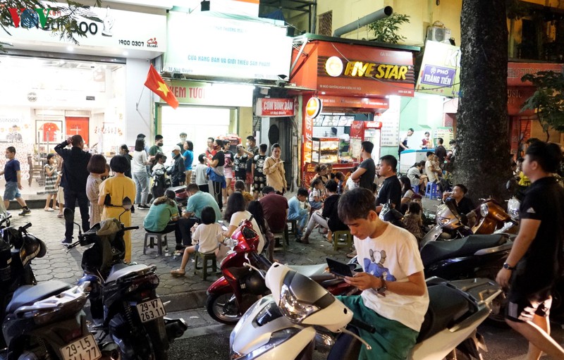 nguoi dan vo tu tu tap, tra da via he o khu vuc hoan kiem nhu "chua he co dich" hinh 8